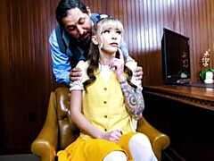 Grosse bite, Blonde, Sucer une bite, Seins naturels, Bureau, Rasée, Adolescente, Nénés