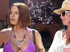 Badpak, Sperma in gezicht, Masseren, Rijpe lesbienne, Moeder die ik wil neuken, Buiten