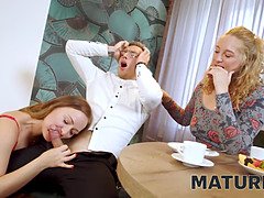Blond, Oudere vrouw, 1 man 2 vrouwen, Hd, Rijpe lesbienne, Russisch, Stiefmoeder, Trio