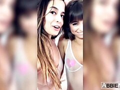 18 ans, Embrassement, Lesbienne, Léchez, Masturbation, Seins naturels, Dénudage, Adolescente