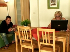 18 jaar, Grote lul, Pijpbeurt, Tsjechisch, Hd, Man, Rijpe lesbienne, Moeder