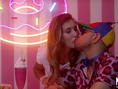 Gros cul, Grosse bite, Sucer une bite, En levrette, Seins naturels, Adolescente, Nénés