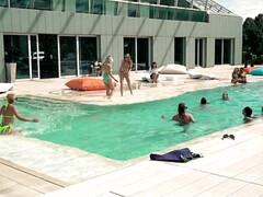 In den arsch, Tussi, Grosse titten, Blasen, Braunhaarige, Hundestellung, Flotter dreier, Titten