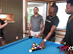 Blasen, Gehörnter ehemann, Kehlenfick, Hundestellung, Doppelpenetration, Gruppe, Milf, Natürlichen titten