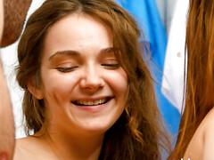 Bisexuelle, Sucer une bite, Brunette brune, Orgie