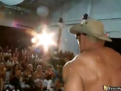 18 jahre, Oma, Gruppe, Lingerie, Milf, Party, Sich ausziehen, Scherzbold