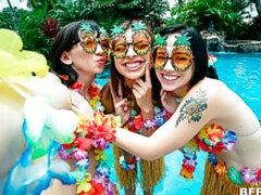 Sucer une bite, Brunette brune, En levrette, Groupe, Branlette thaïlandaise, Orgie, Pov, Nénés