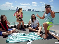 Брюнетки, Семяизвержение, Пальцем, Секс без цензуры, Огромные размеры, Поцелуи, Натуральные сиськи, На природе