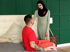 18 ans, Gros cul, Grosse bite, Gros seins, Sucer une bite, En levrette, Maigrichonne, Adolescente