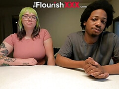 Amateur, Chambre à dormir, Sucer une bite, Éjaculer dans la bouche, Seins naturels, Rasée, Gicler, Plan cul à trois