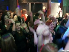 素人, 着衣女と全裸男, 衣服着たままセックス, グループ, パーティ