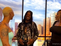 Schwarz, Blondine, Blasen, Vollbusig, Spermaladung, Schwarz, Handjob, Flotter dreier