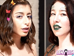 18 ans, Embrassement, Léchez, Lingerie, Masturbation, Chatte, Rasée, Adolescente