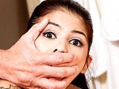 Chambre à dormir, Sucer une bite, En levrette, Fille latino, Maigrichonne, Tatouage, Adolescente, Nénés