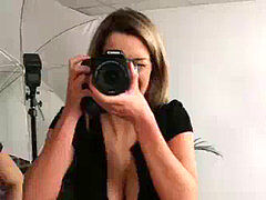 Britannique, Homme nu et filles habillées, Européenne, Femme dominatrice, Groupe, Branlette thaïlandaise, Humiliation