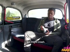 デカパイ, フェラチオ, 車, 女, 手コキする, 異人種間, なめる, タトゥー