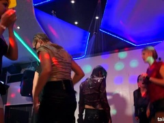 Club, Dansant, Poupée, Interracial, Orgie, Fête, Echangistes, Mouillée