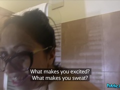 Salle de bains, Sucer une bite, Éjaculation interne, En levrette, Pov, Public, Douche, Voyeur