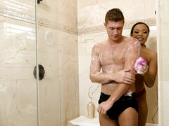 Gorge profonde, Noir ébène, Faciale, Massage, Seins naturels, Chatte, Douche, Timide