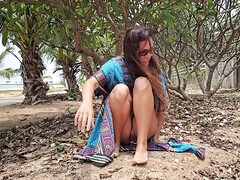 Despelote, Madres para coger, Nudista, Orinar, Pov, Público, Tetas, Voyeur