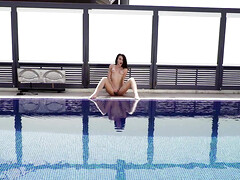 Gros seins, Brunette brune, Hd, Masturbation, De plein air, Piscine, Russe, Solo