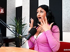 Anal, Gros cul, Grosse bite, Sucer une bite, Brunette brune, En levrette, Mère que j'aimerais baiser, Nénés