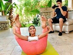 Sucer une bite, Brunette brune, En levrette, Branlette thaïlandaise, Embrassement, De plein air, Rasée, Adolescente