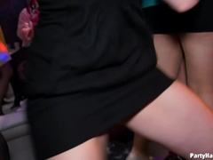 Gros seins, Blonde, Brunette brune, Habillées, Branlette thaïlandaise, Hard, Jarretelles, Echangistes