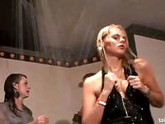 ブロンド, 着衣女と全裸男, グループ, Hd, レズビアン, パーティ, シャワー, タトゥー