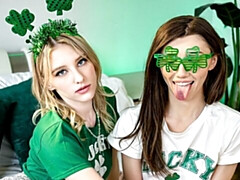 18 ans, Gros cul, Grosse bite, Sucer une bite, En levrette, Le plan cul à quatre, Seins naturels, Nénés