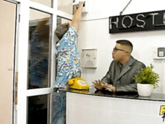 Blasen, Braunhaarige, Hundestellung, Hotel, Mann mann frau, Rasiert, Jungendliche (18+), Flotter dreier