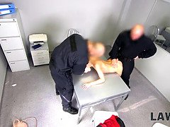 フェラチオ, 手コキする, Hd, 3p男男女, 現実, ティーン, 三人, オッパイの