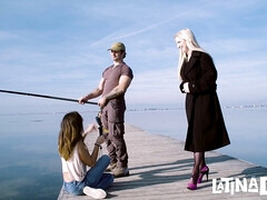 Blonde, Plantureuse, 2 femmes 1 homme, Hard, Seins naturels, Public, Plan cul à trois, Nénés