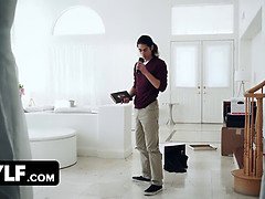 Homme nu et filles habillées, Face assise, Le plan cul à quatre, Léchez, Seins naturels, Orgie, Chatte, Criant