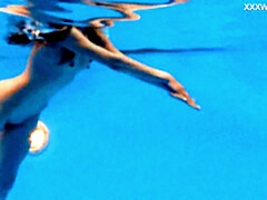 Culo, Culo grande, Hembra, Novia, Pequeña, Piscina, Ruso, Bajo el agua