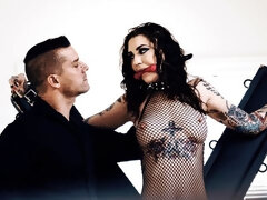 Blasen, Fesselspiele, Fetisch, Handjob, Lingerie, Milf, Rasiert, Strümpfe