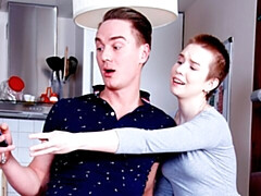 Grosser arsch, Grosser schwanz, Braunhaarige, Hundestellung, Küche, Lecken, Muschi, Titten