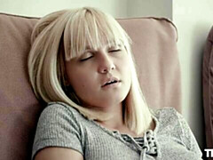 素人, デカ尻, ブロンド, 指いじり, オナニー, ショートヘア, 一人, ストリッピング