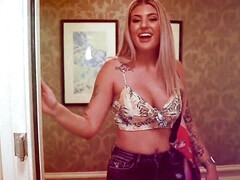 18 jaar, Enthousiasteling, Pijpbeurt, Sperma shot, Diep in de keel, Sperma in gezicht, Handbeurt, Hardcore