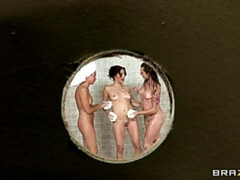 Amerikanisch, Blondine, Aufs gesicht abspritzen, Lecken, Milf, Piercing, Kurzes haar, Dusche