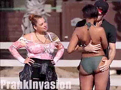 Бикини, Поцелуи, На публике