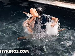 デカ尻, デカチン, フェラチオ, バック, 顔射, 異人種間, なめる, 三人