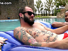 18 años, Anal, Bikini, Bisexual, Mamada, Piscina, Tatuaje, Adolescente