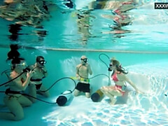 18 jahre, Paar, Frau, Flotter vierer, Ungarisch, Pool, Öffentlich, Eng