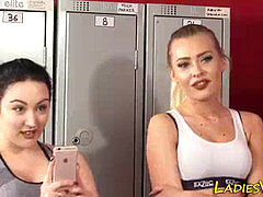 Naakte man aangeklede vrouw, Dominante vrouw, Vernedering, Openbaar