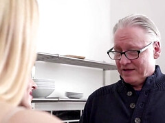 Blondine, Gesichtssitzen, Grossvater, Muschi, Dürr, Spanisch, Ablutschen, Flotter dreier