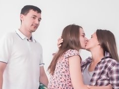 Grote mammen, Blond, Pijpbeurt, Hondjeshouding, 1 man 2 vrouwen, Handbeurt, Natuurlijke tieten, Tiener