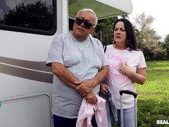 Estilo perrito, Corridas faciales, Familia, Pajear, Lamidas, Tetas naturales, Falda, Nalgadas