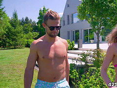 Анальный секс, Большой член, Брюнетки, Двойное проникновение, Тату, Втроем, Сиськи