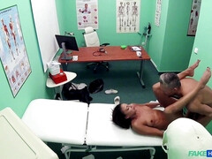 素人, お尻, 舐める尻, 美女, フェラチオ, ジーンズ, ピアス, オマンコ